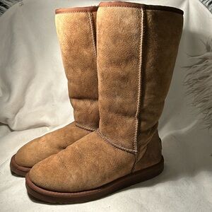 UGG Australia Women's  Suede Tall Chestnut Sheep Skin Leather Boots. Sz 7w.